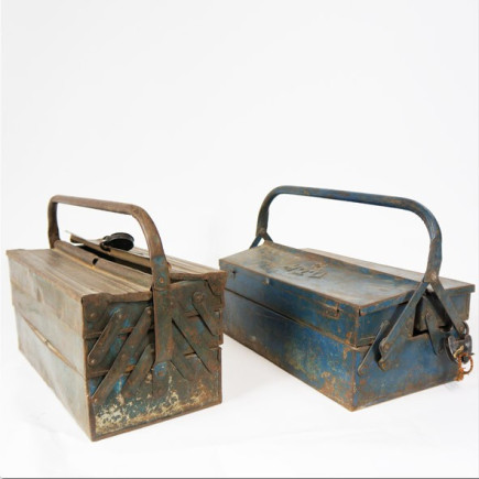 Iron lacquered tool box with locker