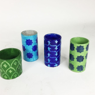 Tasse en faïence à décors peints