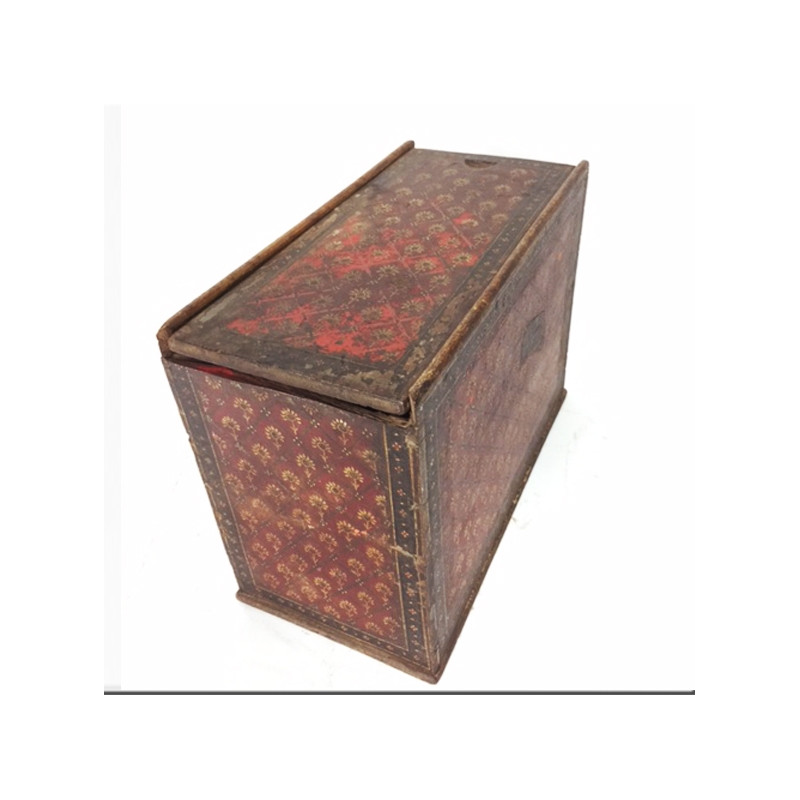 Lacquered wooden box