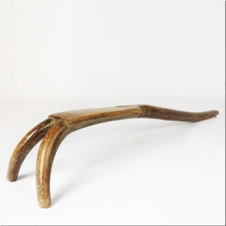 Long tabouret tripode. Lobi, Burkina Faso.