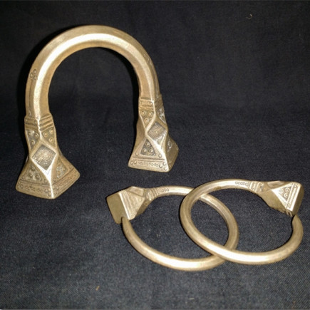 Bracelet et boucles d'oreilles en argent massif. Niger. XXème S.