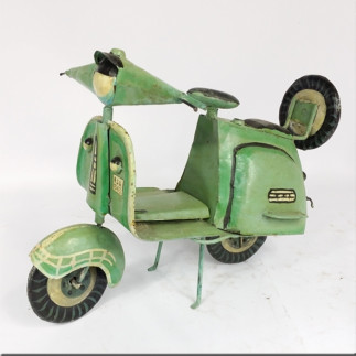 Petit scooter en tôle