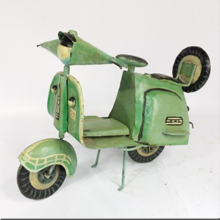 Petit scooter en tôle
