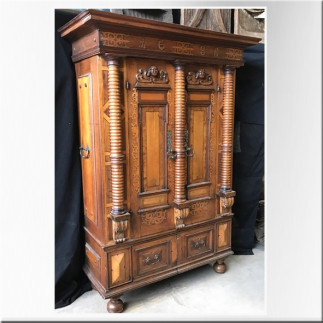 Armoire en noyer et chêne mouluré et sculpté à tête d'angelots