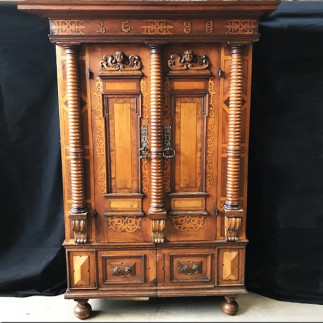Armoire en noyer et chêne mouluré et sculpté à tête d'angelots