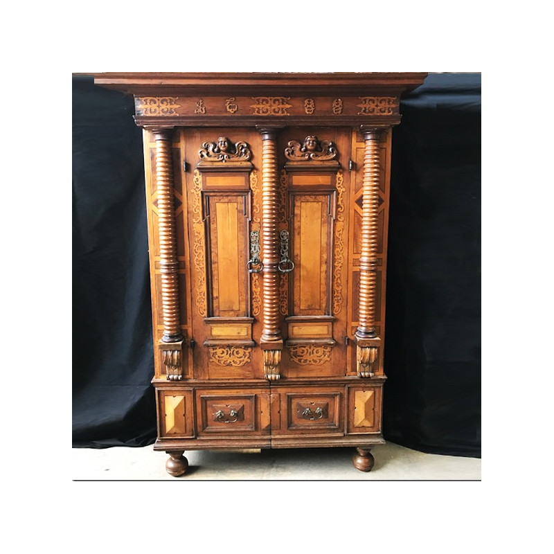 Armoire en noyer et chêne mouluré et sculpté à têtes d'angelots XVIIème siècle