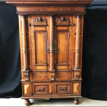 Armoire en noyer et chêne mouluré et sculpté à tête d'angelots