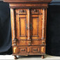Armoire en noyer et chêne mouluré et sculpté à têtes d'angelots XVIIème siècle