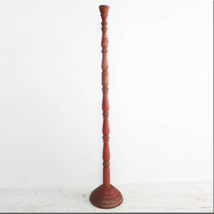 Porte bougie en bois laqué rouge XIXème S.