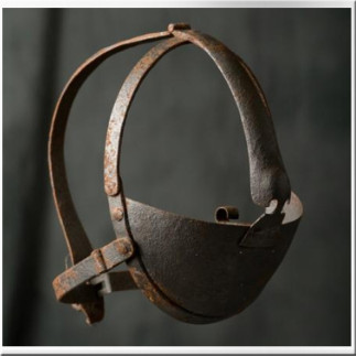 Masque en fer forgé et riveté