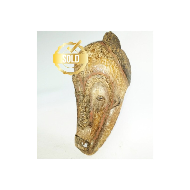 Masque Fang en bois traces de pigments blancs et rouges Gabon