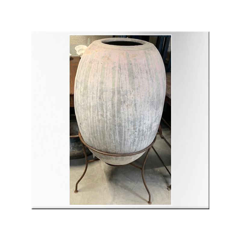 Jarre en terre cuite sur socle en fer