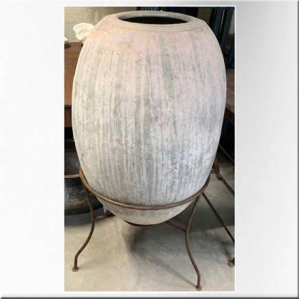 Jarre en terre cuite sur socle en fer