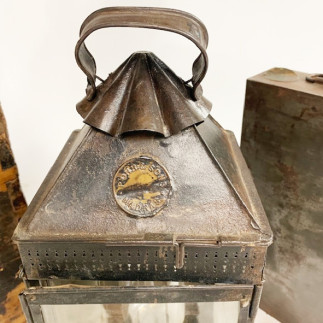Lanterne au pétrole en tole et verre dans son coffret