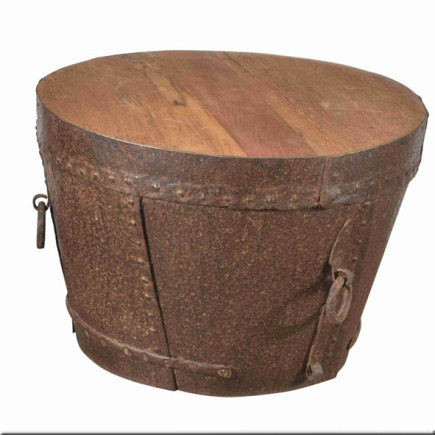 Cache en fer martelé formant table basse