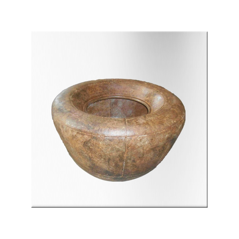 Cache-pot en fer patiné