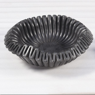 Plat rond festonné en marbre gris