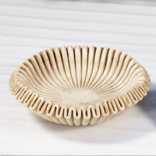 Plat rond festonné en marbre blanc