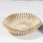 Plat rond festonné en marbre blanc