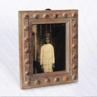 Cadre en bois et portrait d'un jeune indien