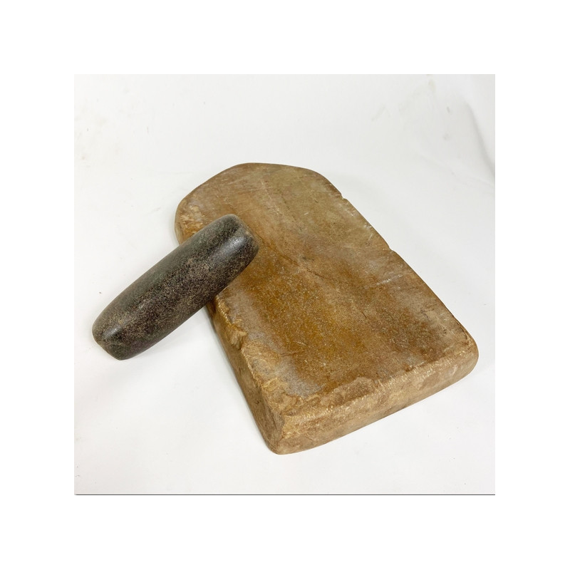 Planche en pierre à piler et son pilon en granite XVII ème siècle