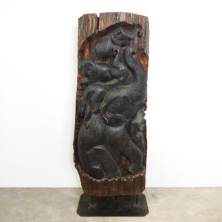 Famille d'éléphants sculptée sur un tronc