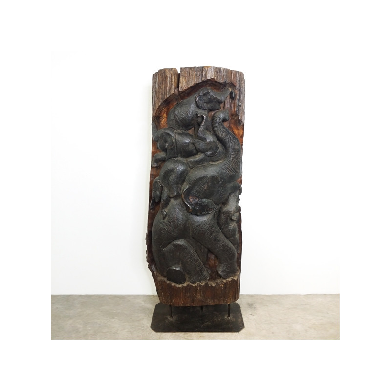 Tronc sculpté représentant une famille d’éléphants