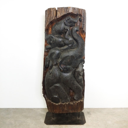 Famille d'éléphants sculptée sur un tronc