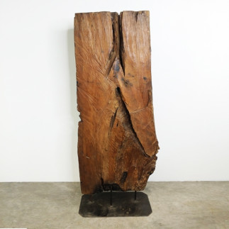 Famille d'éléphants sculptée sur un tronc