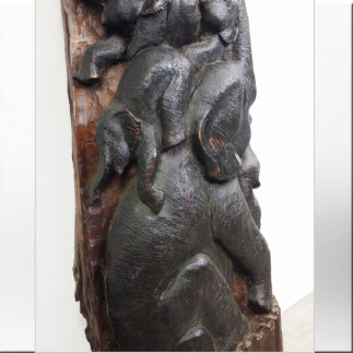 Famille d'éléphants sculptée sur un tronc