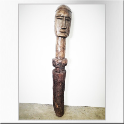 Haut de poteau en bois sculpté