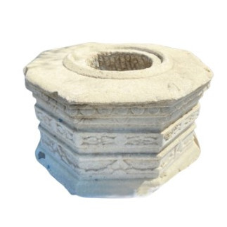 Tête de puit de cuisine de château en marbre sculpté de forme orthogonale XVIIème siècle
