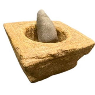 Mortier de forme carrée en marbre jaune de Jaisalmer Accompagné d'un pilon en granite Inde XVIII ème siècle