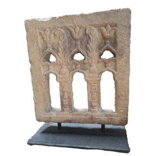 Petite fenêtre rectangulaire en grès beige sculpté au trépan XVIème XVIIème siècle
