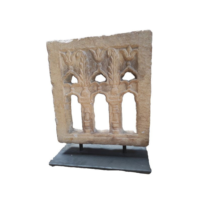 Petite fenêtre rectangulaire en grès beige sculpté au trépan XVIème XVIIème siècle