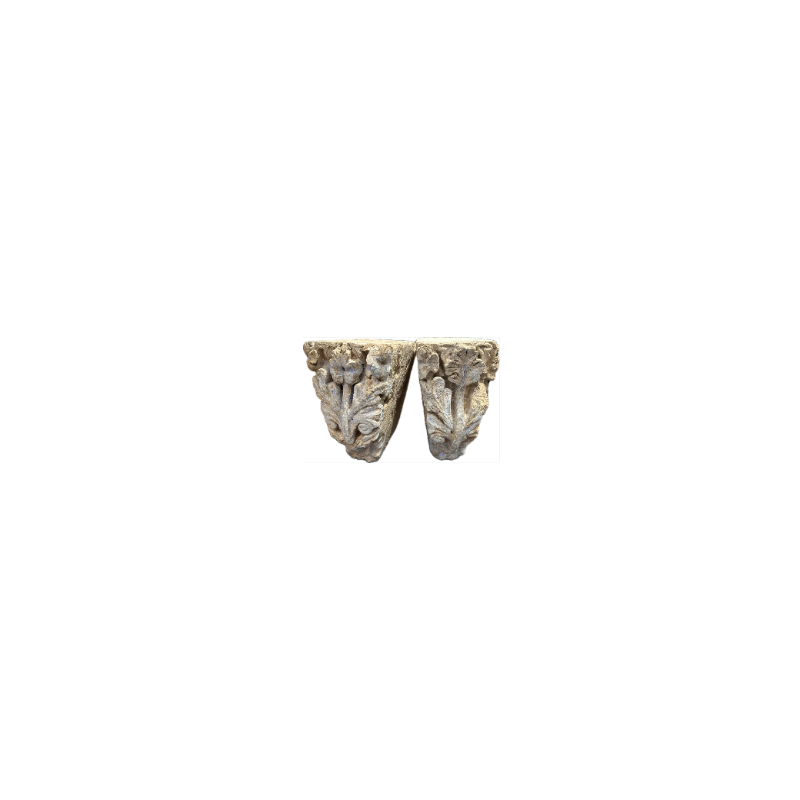 Paire de modillons en pierre sculptée en haut relief XVème XVIème siècle