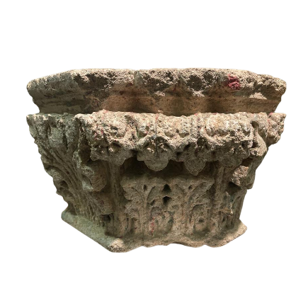 Paire de chapiteaux d'angle en pierre sculptée à décor de feuillage et fleurs stylisées XIII ème siècle