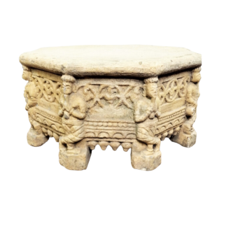 Table basse octogonale monobloc en pierre sculptée Inde XVIIème siècle