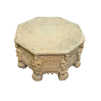 Table basse octogonale monobloc en pierre sculptée Inde XVIIème siècle