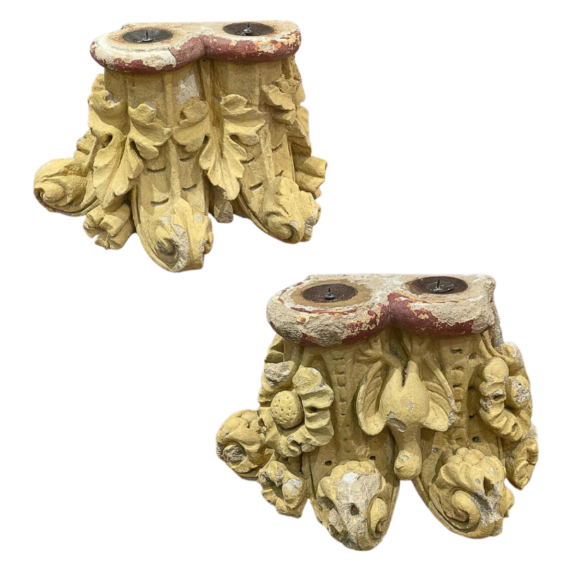 Paire de chapiteaux corinthiens d'applique en pierre sculptée sur trois faces formant postérieurement bougeoirs XIII ème siècle Paire de chapiteaux corinthiens d'applique en pierre sculptée sur trois faces formant postérieurement bougeoirs XIII ème siècle
