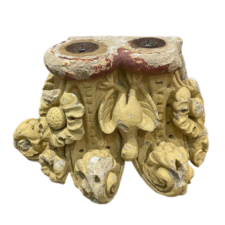 Paire de chapiteaux corinthiens d'applique en pierre sculptée sur trois faces formant postérieurement bougeoirs XIII ème siècle