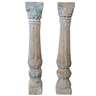 Pair of monobloc columns in pink sandstone carved all sides decorated with palmettes. 18th century