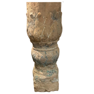 Pair of monobloc columns in pink sandstone carved all sides decorated with palmettes. 18th century