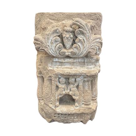 Pierre murale sculptée en relief avec niche pour lampe à huile Inde XVIème siècle