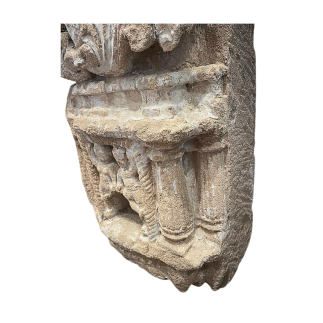 Pierre murale sculptée en relief avec niche pour lampe à huile Inde XVIème siècle
