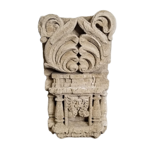 Sculpted wall stone in relief with a niche for an oil lamp India 17h century.