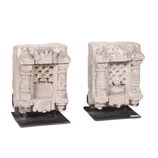 Paire de pierres murales sculptées en relief début XVIIème siècle