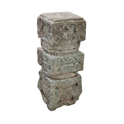 Partie centrale d'une colonne monobloque en pierre sculptée Inde XVIIème siècle
