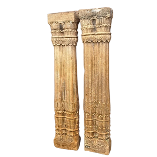 Paire de doubles demi-colonnes monobloc en grès rose sculpté à décor de palmettes XVIII ème siècle