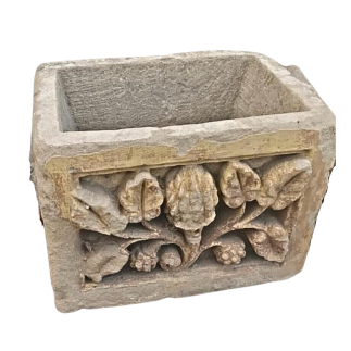 Bassin de forme parallélépipèdique en pierre sculptée XVIIIème siècle